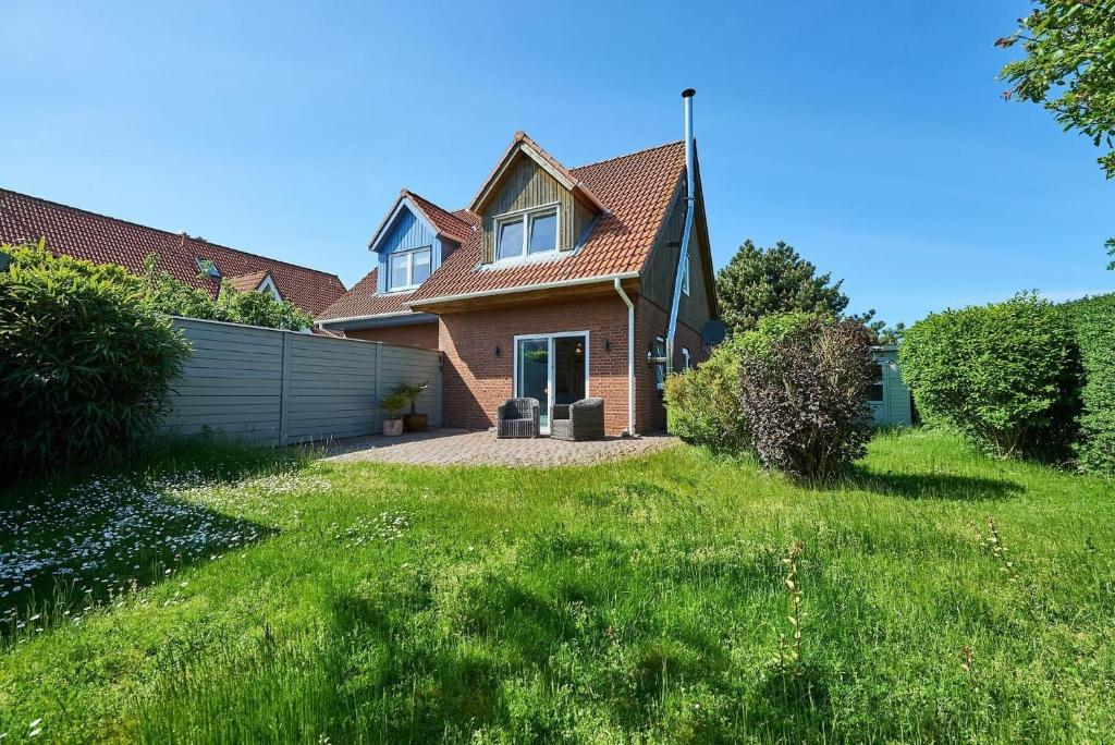 a house with a green lawn in front of it at Ülleken in Neue Tiefe Fehmarn