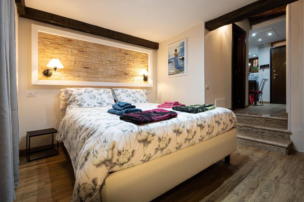 a bedroom with a bed with towels on it at Vintage Suite in Cagliari