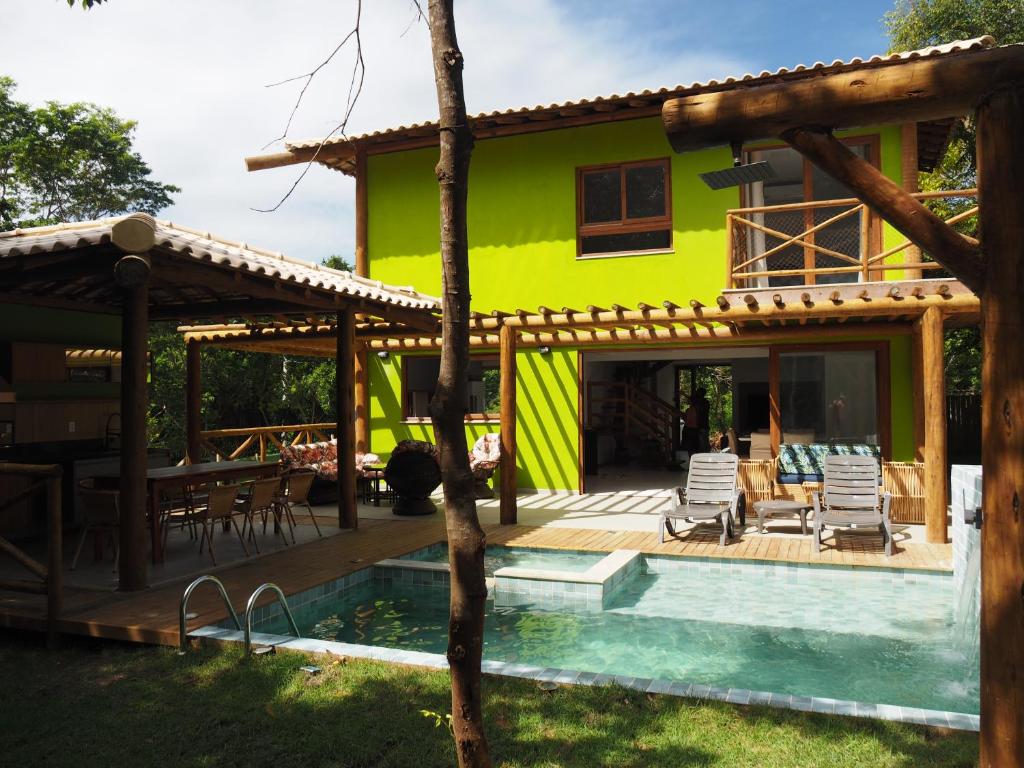 willa z basenem i domem w obiekcie Villa Tropical PdF Completo com Cozinheira excelente incluida w mieście Mata de São João