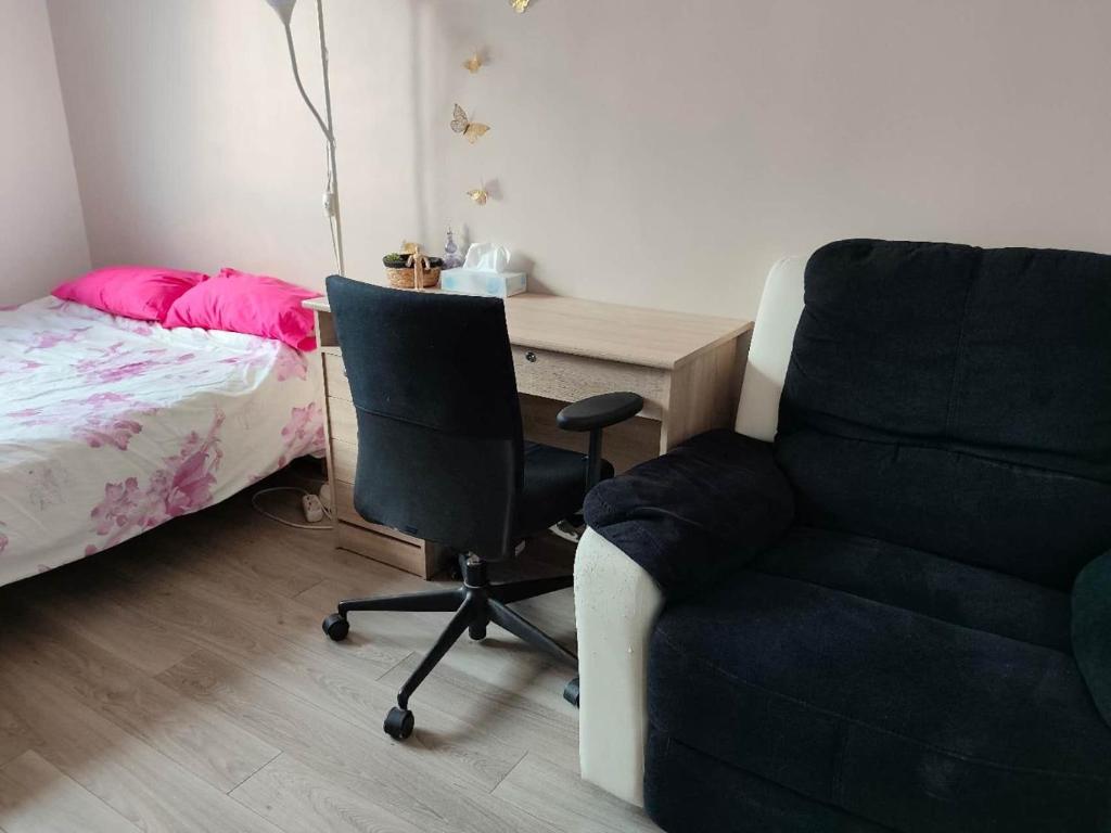 - une chambre avec un bureau et une chaise à côté d'un lit dans l'établissement Chambre confortable à 30min de Paris, à Vitry-sur-Seine