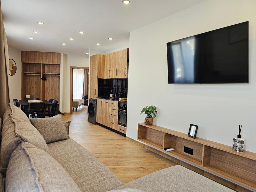 TV a/nebo společenská místnost v ubytování LAGOM Apartments NEW, 5 min walk from the sea