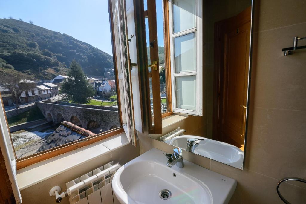 Nespecifikovaný výhled na hory nebo výhled na hory při pohledu z hostelu