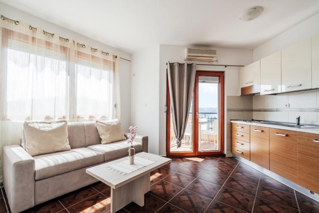 Kuchyň nebo kuchyňský kout v ubytování Apartments Radević