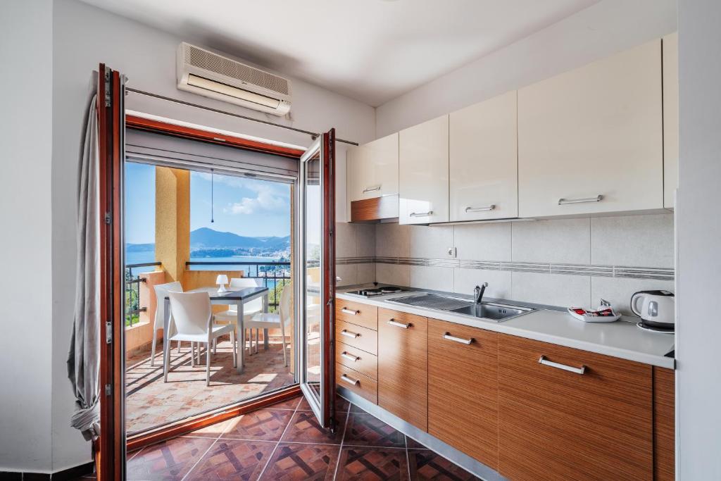 Kuchyň nebo kuchyňský kout v ubytování Apartments Radević