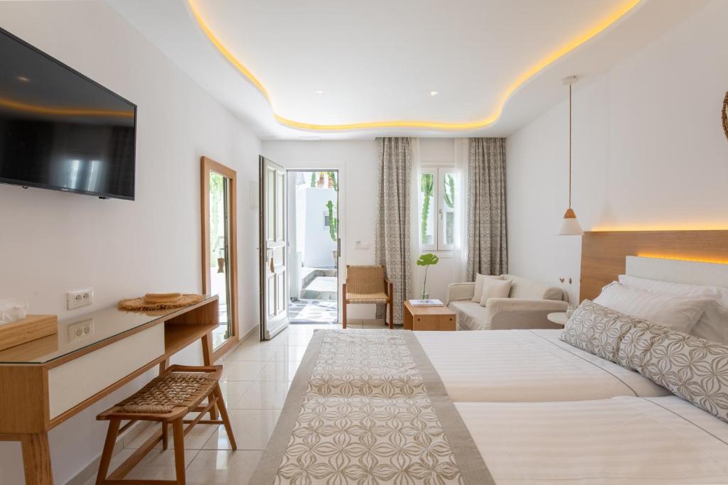 Postel nebo postele na pokoji v ubytování Damianos Mykonos Hotel