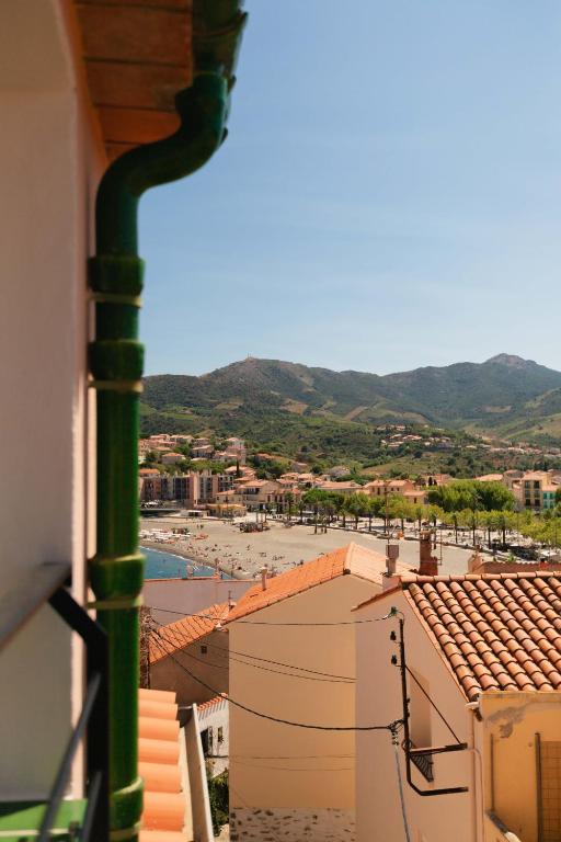 une vue d'une ville depuis un bâtiment dans l'établissement Regina's Banyuls - Town house close to beach, à Banyuls-sur-Mer