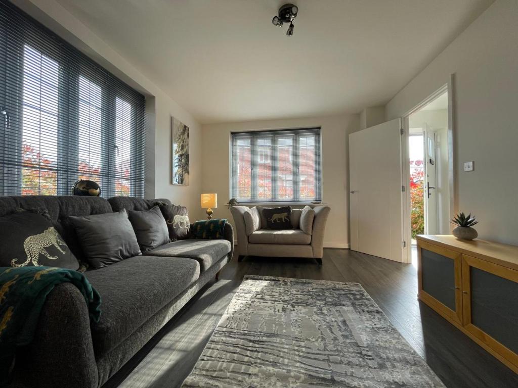 Down HatherleyにあるKale Drive House Long Stays Welcome Free Parking, Sleeps 6のソファと椅子のあるリビングルーム