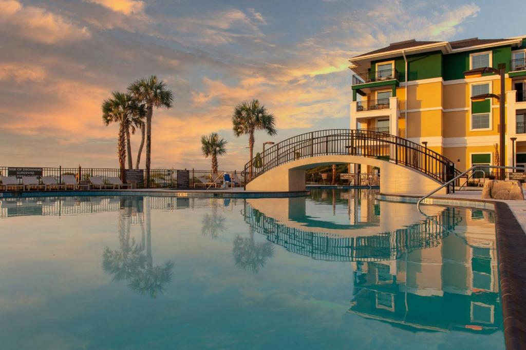 Bazén v ubytování Courtyard by Marriott Jekyll Island nebo v jeho okolí