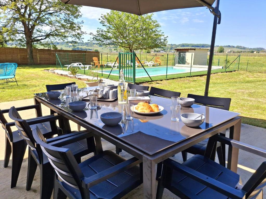 Kolam renang di atau dekat dengan Gite du Conty - Maison familiale avec piscine au cœur du Périgord, proche Bergerac