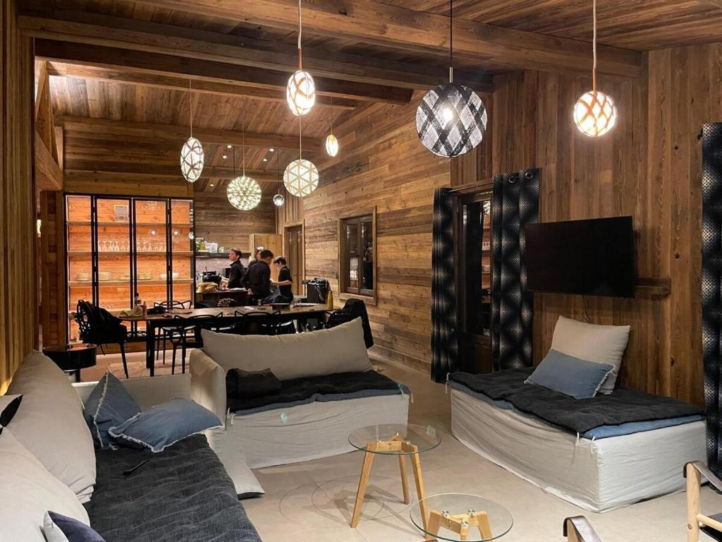 un salon avec deux canapés et une table dans l'établissement Le luxe sur les pistes, à Saint-Gervais-les-Bains