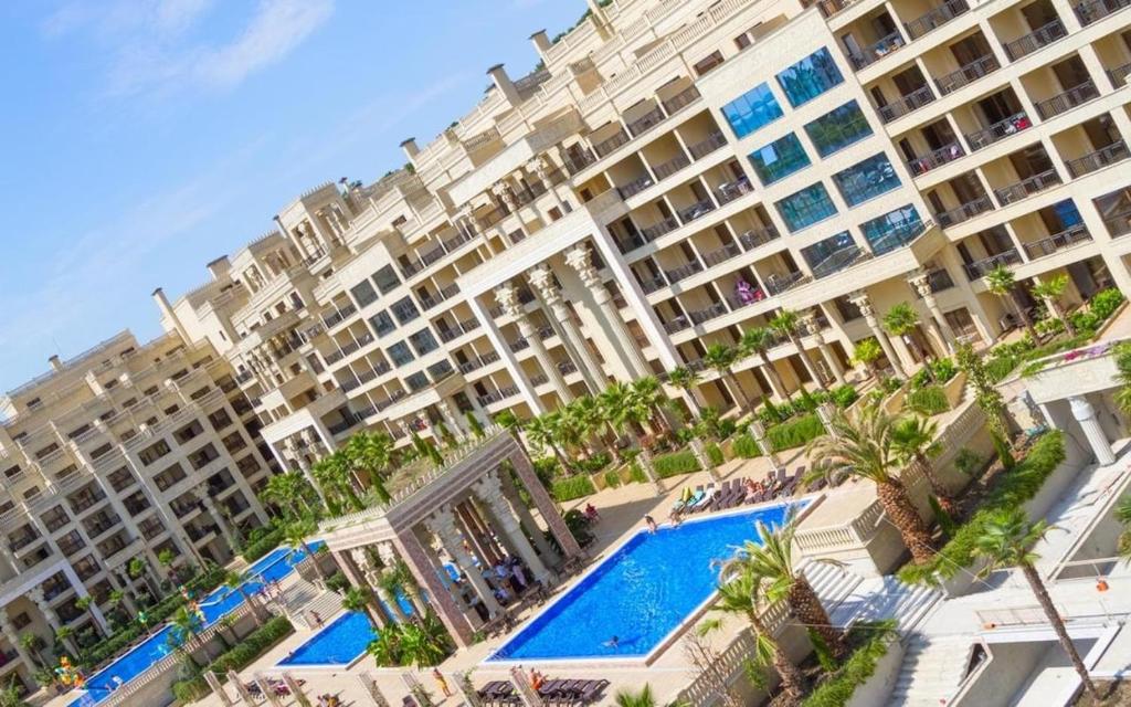 Bazén v ubytování Argisht Resort Cozy Studio with Pool & Sea Breeze nebo v jeho okolí