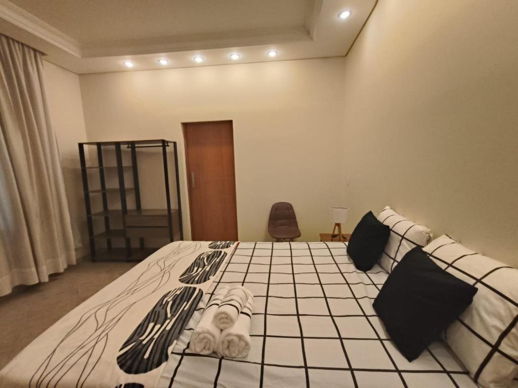 Postel nebo postele na pokoji v ubytování Hospedagem Central CWB