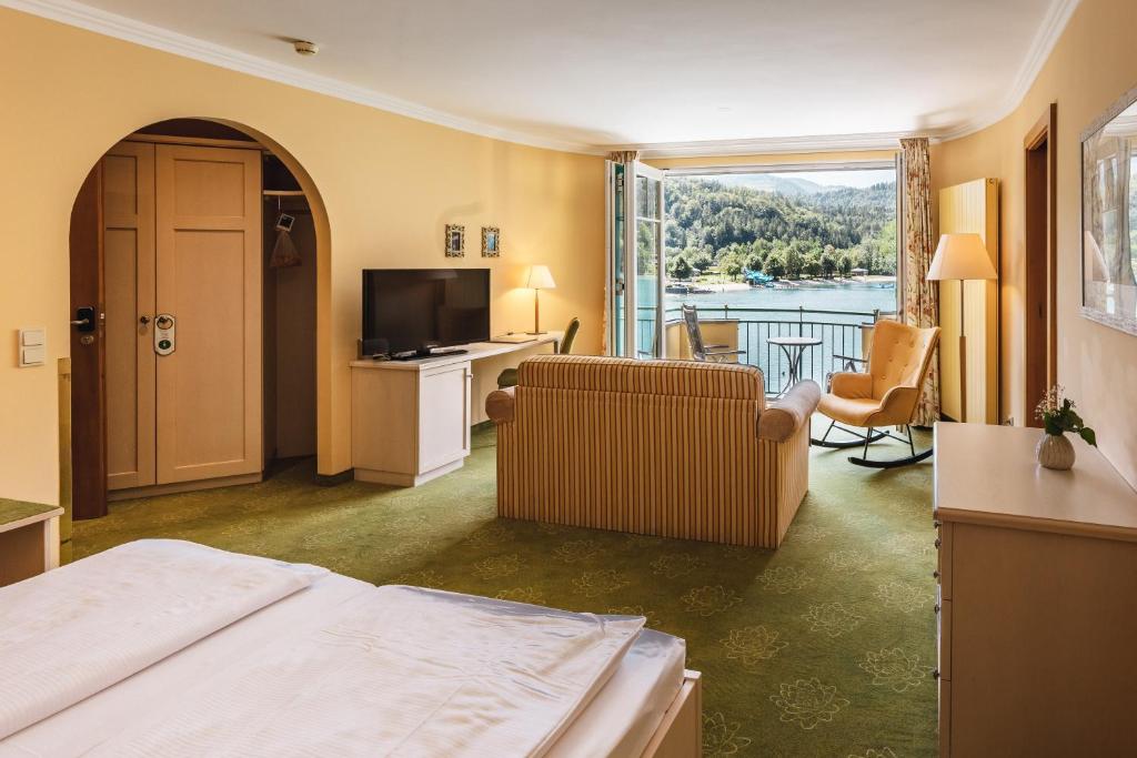 Televízia a/alebo spoločenská miestnosť v ubytovaní Hotel Seerose