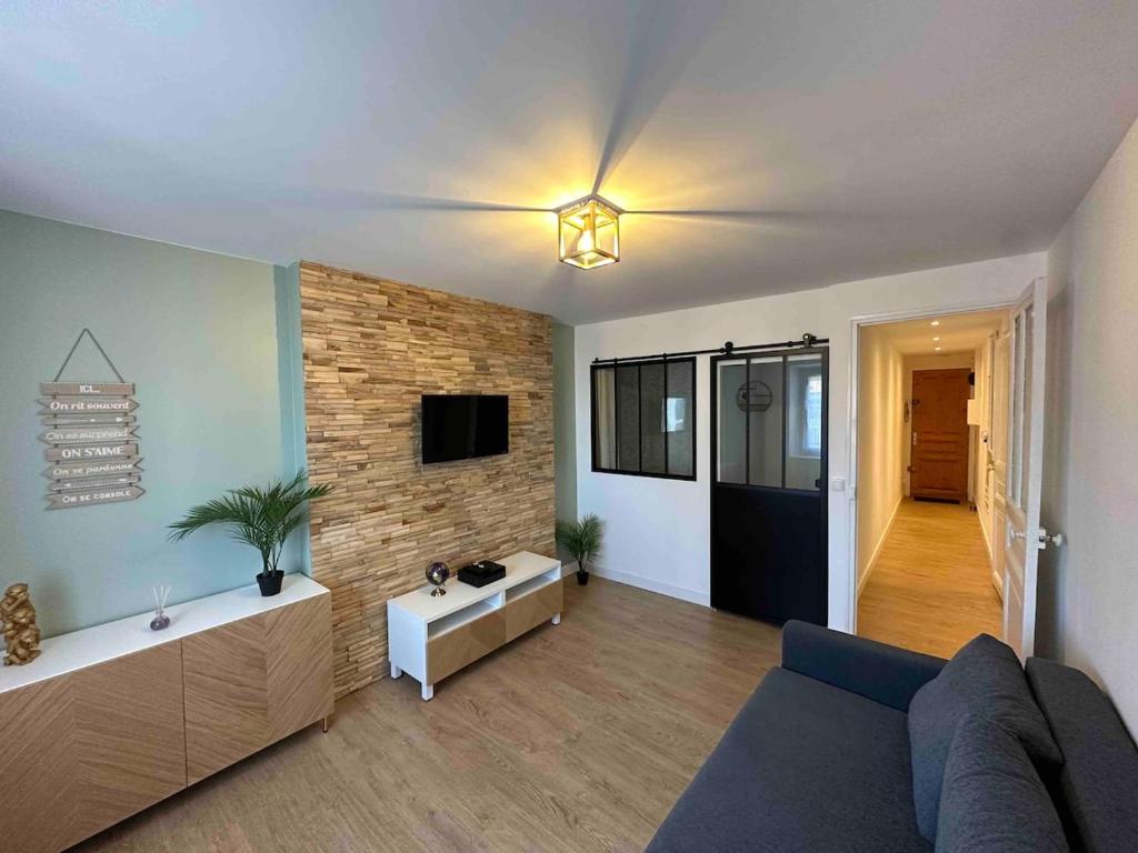 un salon avec un canapé et une télévision dans l'établissement Petit cocon Toulonnais, à Toulon