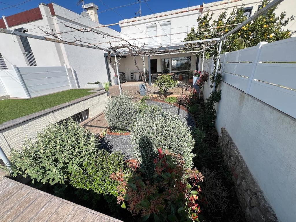 Κήπος έξω από το Les Grillons 3 bedroom house