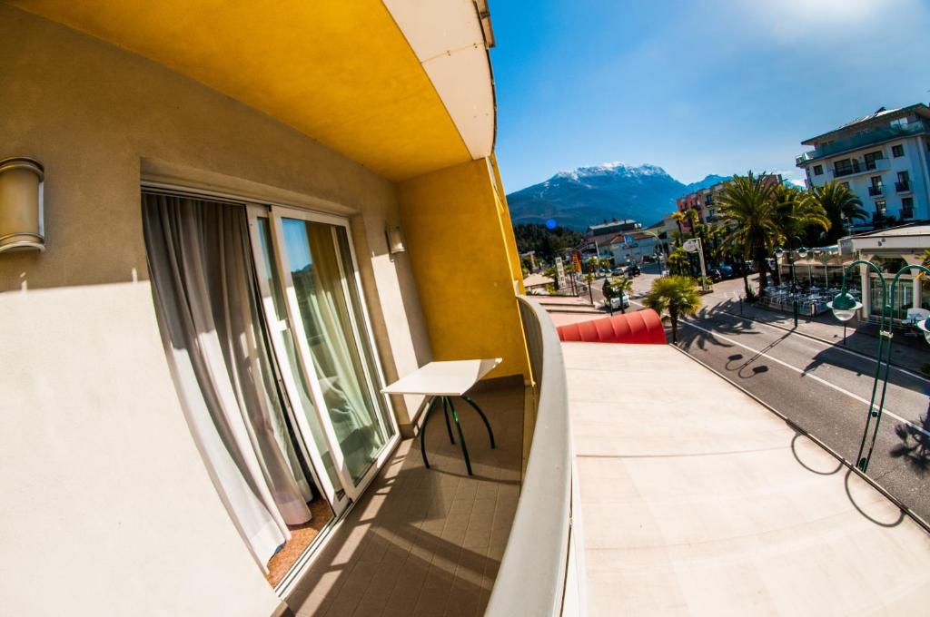 Nespecifikovaný výhled na hory nebo výhled na hory při pohledu z hotelu
