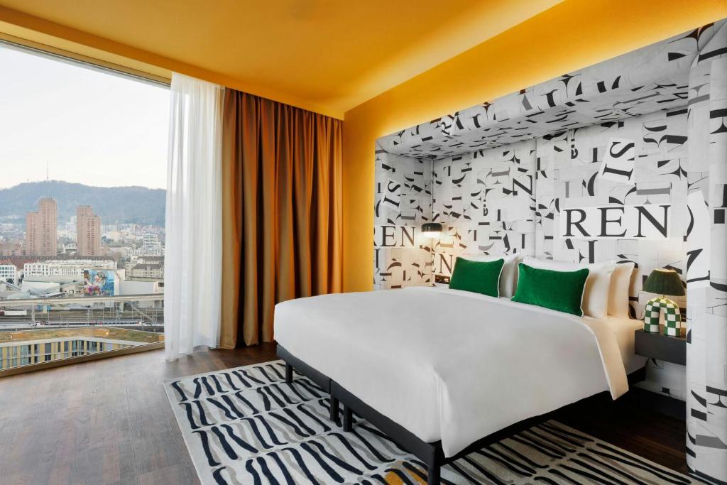Voodi või voodid majutusasutuse Renaissance Zurich Tower Hotel toas
