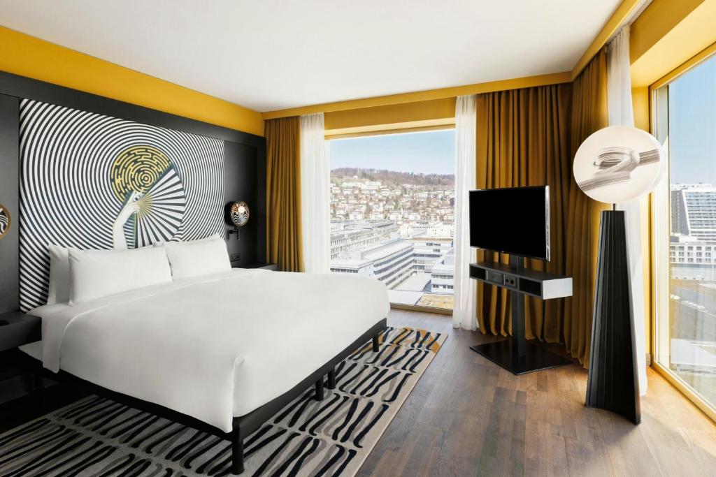 Voodi või voodid majutusasutuse Renaissance Zurich Tower Hotel toas