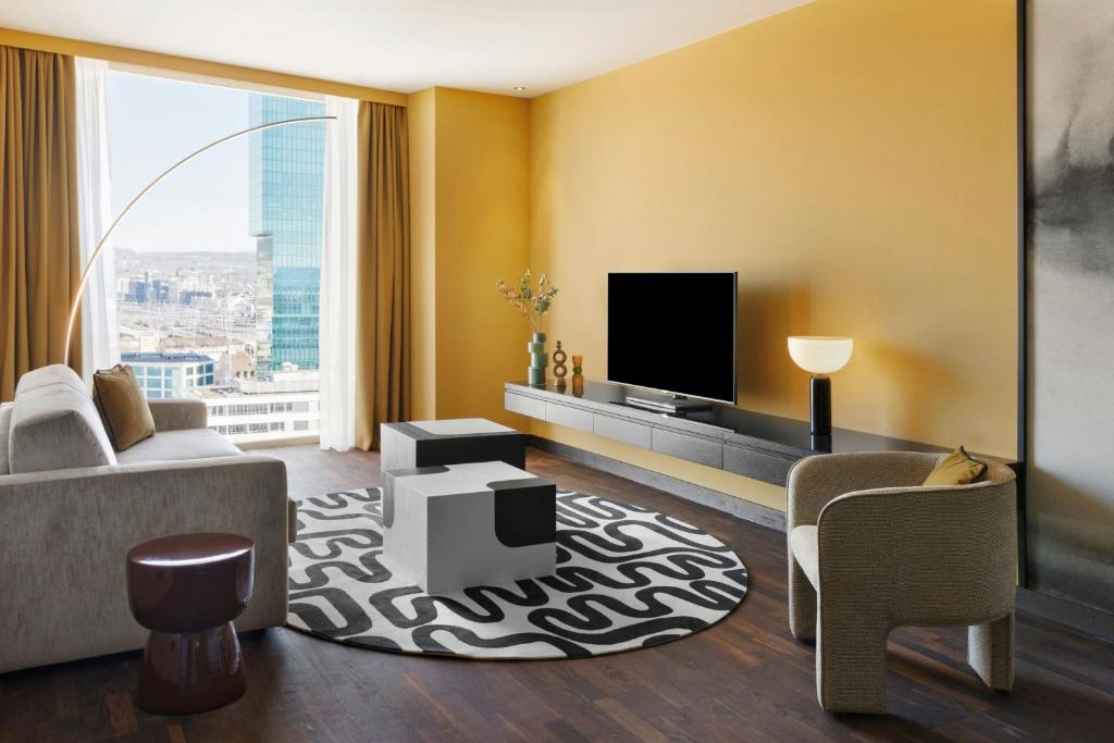 Televiisor ja/või meelelahutuskeskus majutusasutuses Renaissance Zurich Tower Hotel