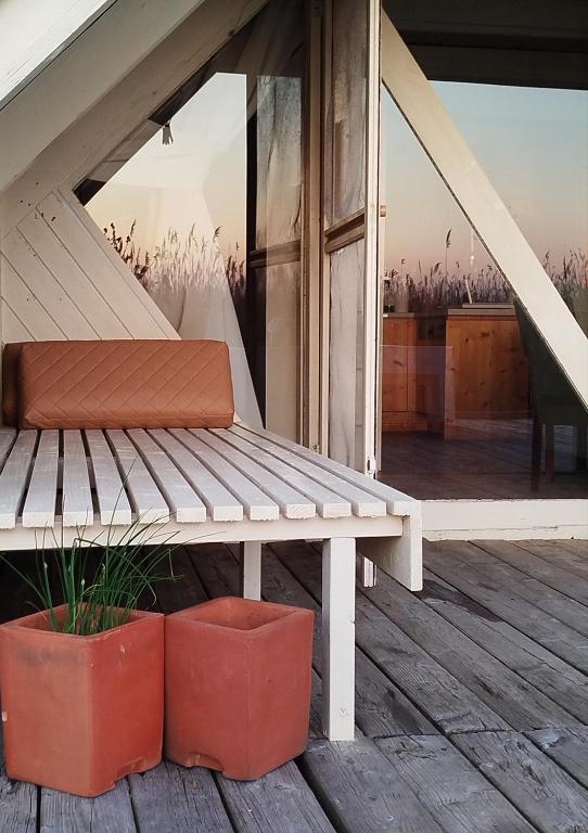 Balkón alebo terasa v ubytovaní Pfahlbau Sunset II Toplage inklusive Elektroboot