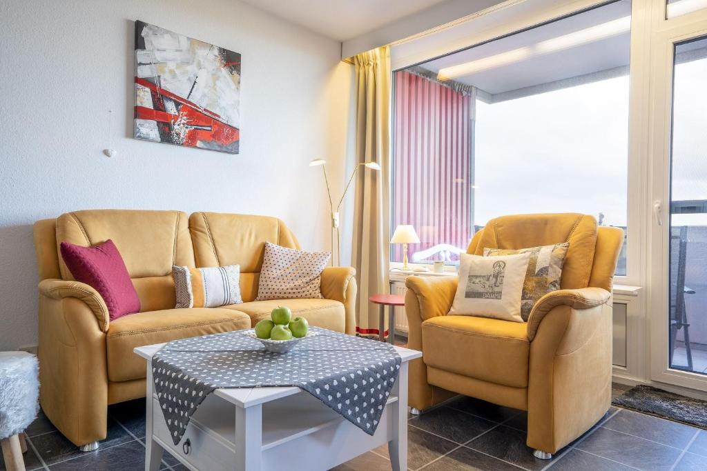 a living room with two chairs and a table at Berolina Balkonfeuer in Dahme