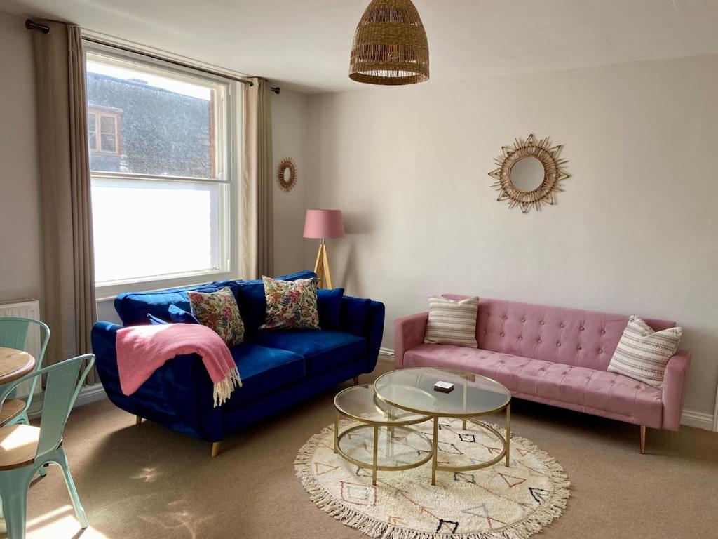 Χώρος καθιστικού στο No 3, apartment in the heart of Bridport, Dorset