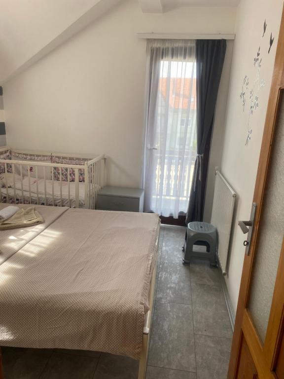 un dormitorio con una cama y una ventana en Casa AngelinaAndrea, en Bukorovac