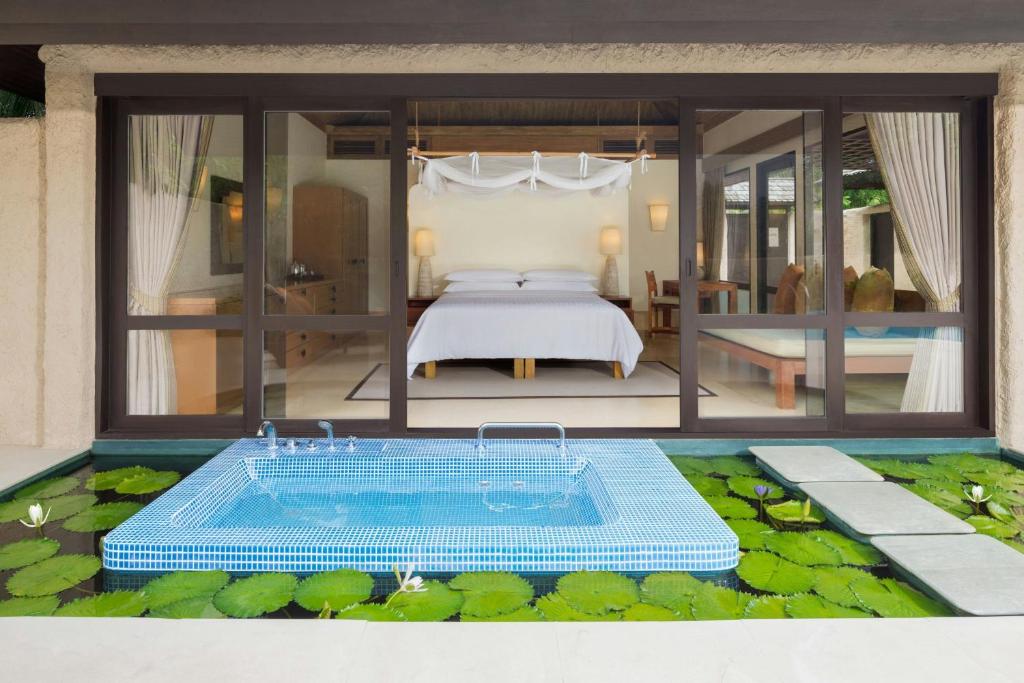 Postel nebo postele na pokoji v ubytování Sheraton Hua Hin Pranburi Villas