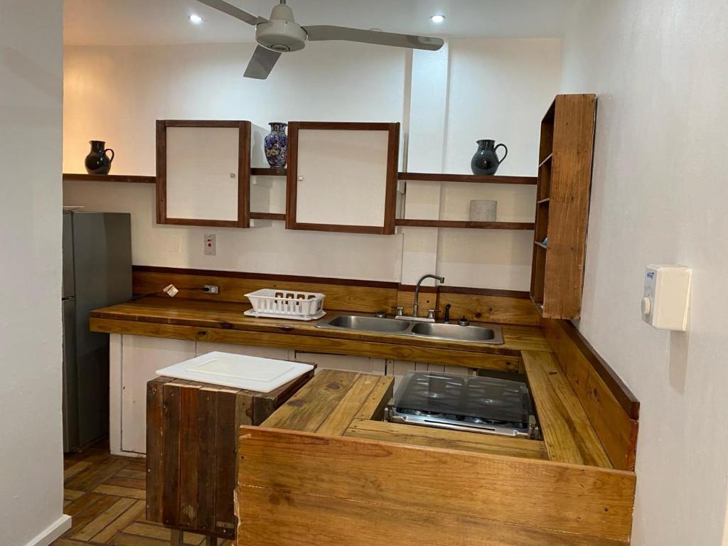 Η κουζίνα ή μικρή κουζίνα στο The Apartment at Tranquility Estate