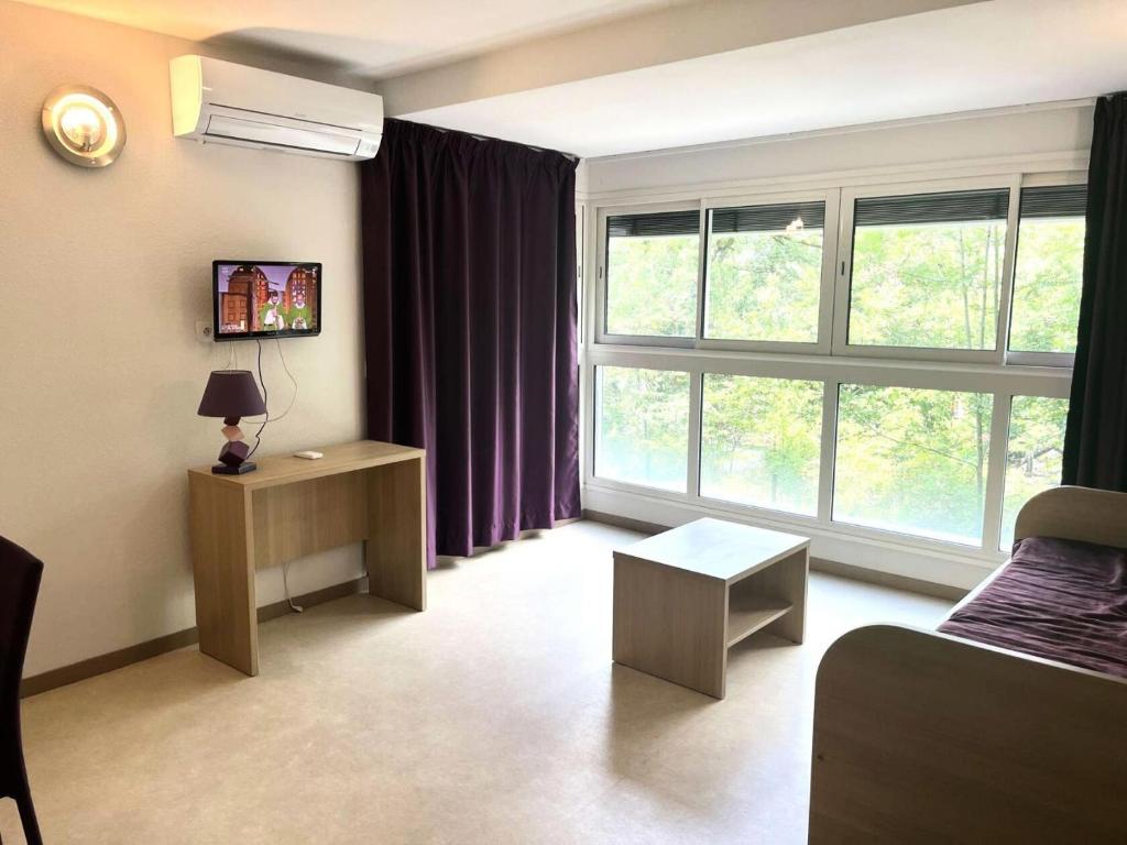 un salon avec un canapé et une grande fenêtre dans l'établissement Résidence Balcon Du Canigou - T2 dans la résidence Les Balcons du Canigou MAE-2781, à Vernet-les-Bains