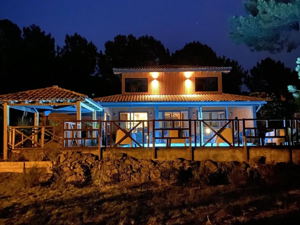 une maison éclairée la nuit dans l'établissement Villa de l'océan, à Moliets-et-Maa
