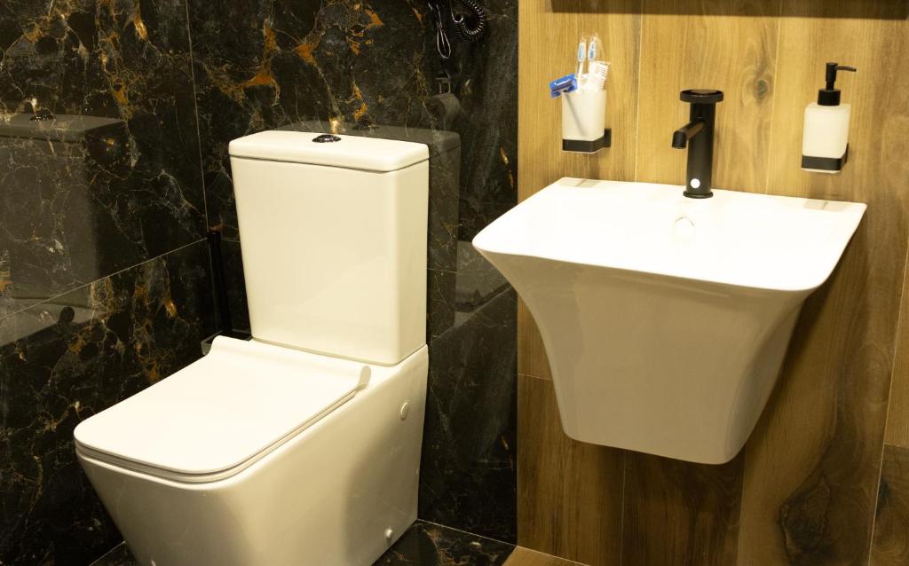Koupelna v ubytování Fidji Hotel