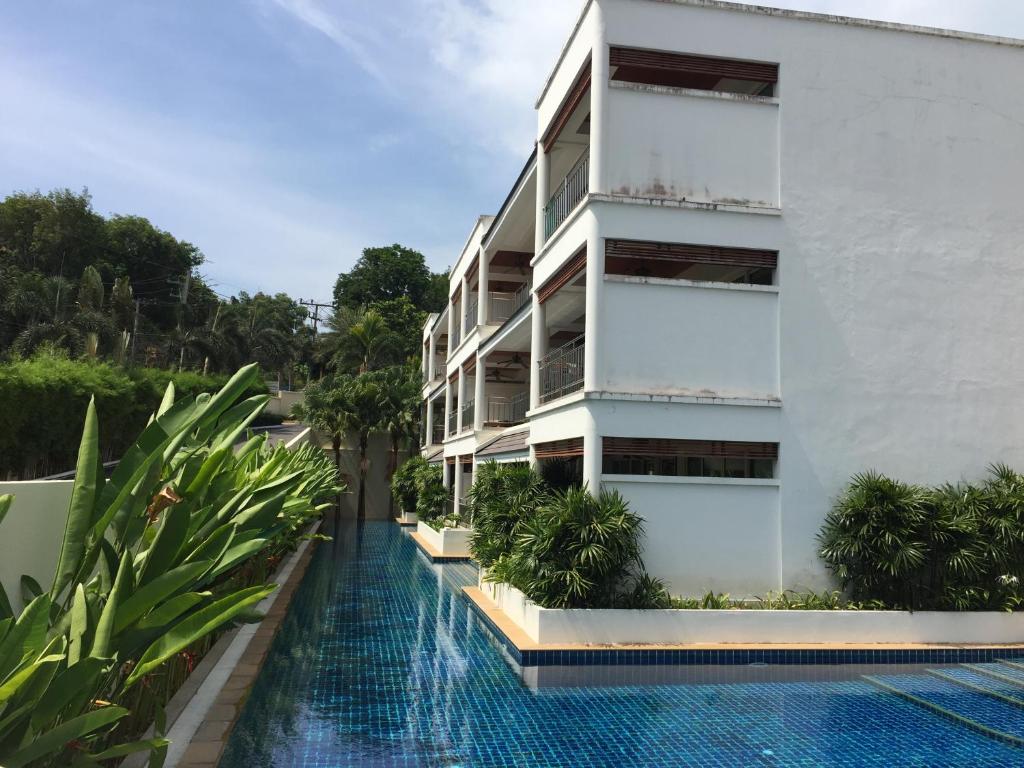 ein Apartmentgebäude mit einem Pool in der Unterkunft Bel Air Panwa Big Apartment in south Phuket near Ao Yon Beach, 3rd floor in Ban Makham