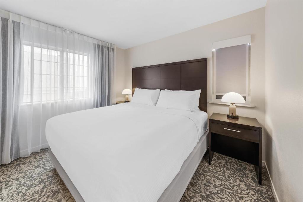 Sonesta ES Suites Chatsworth - Two-Bedroom King And Queen Bed Suite