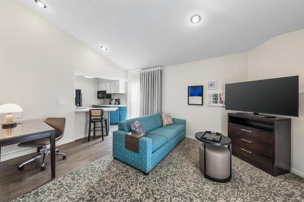 Sonesta ES Suites Chatsworth - One-Bedroom Queen Suite