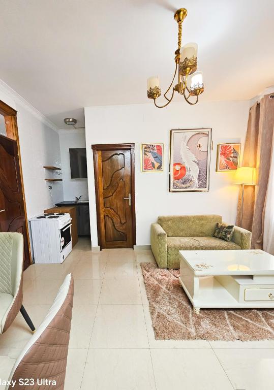 ein Wohnzimmer mit Sofa und Tisch in der Unterkunft Elykia in Kinshasa