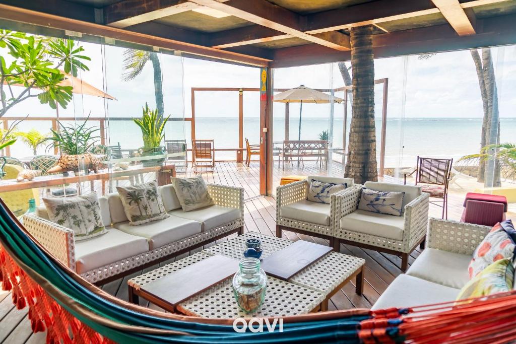 hamak w ośrodku z widokiem na ocean w obiekcie Qavi - Villa Jacumã #Luxo w mieście Jacumã