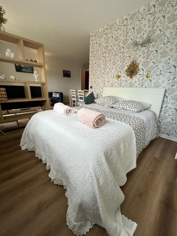 une chambre avec un lit avec deux serviettes dessus dans l'établissement Au coeur des montagnes, à Argelès-Gazost