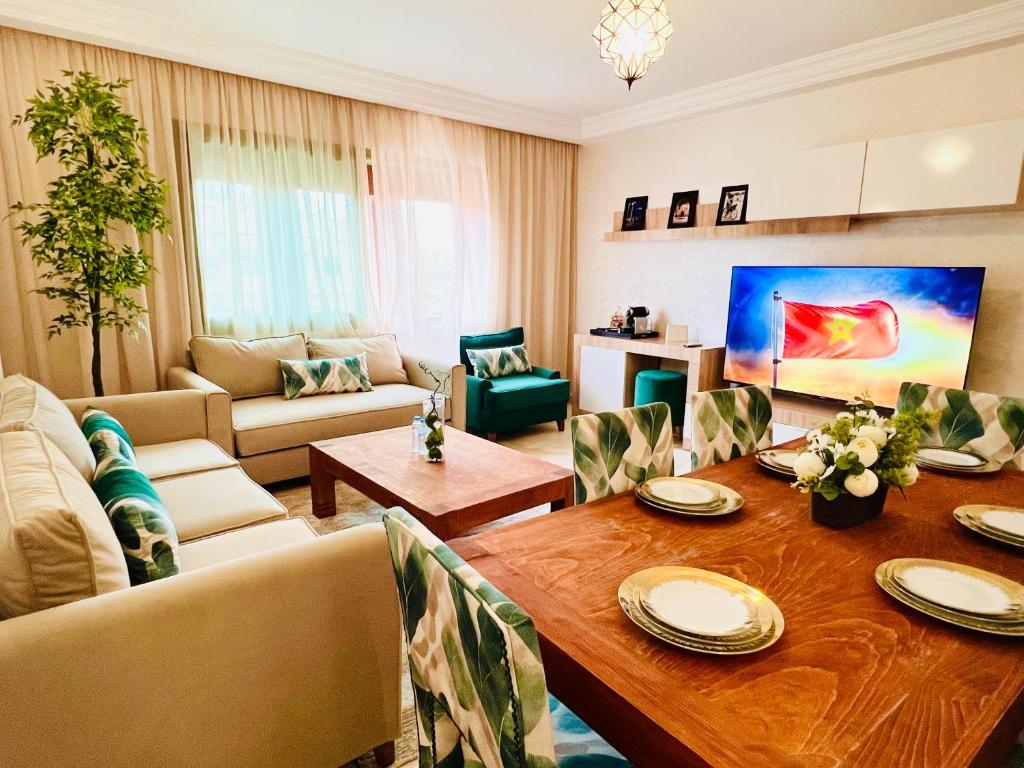 un salon avec une table et des chaises en bois dans l'établissement Apprt luxueux l'Hivernage au centre ville proche de la gare ,M avenu CR07, à Marrakech