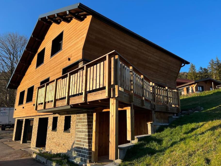dom z tarasem na boku w obiekcie Superbe Chalet refait à neuf, idéal famille, Sportifs 2 nuits minimum w mieście Xonrupt-Longemer