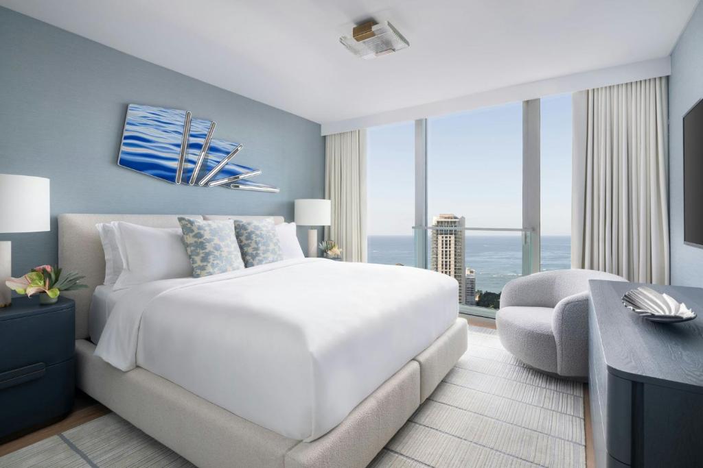 Postel nebo postele na pokoji v ubytování The Ritz-Carlton Residences, Waikiki Beach Hotel
