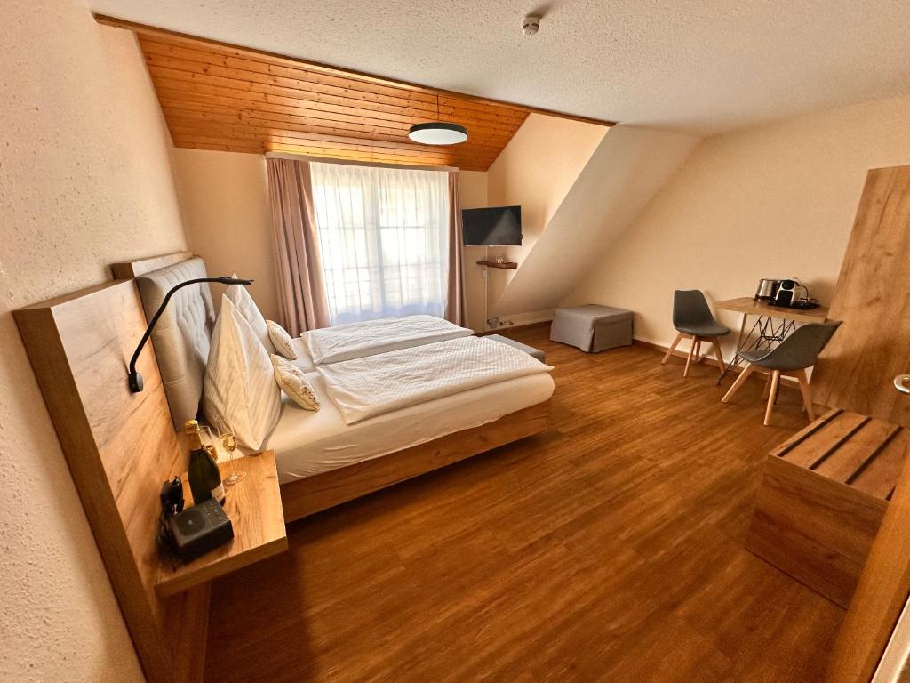 Postel nebo postele na pokoji v ubytování Gasthof Engel