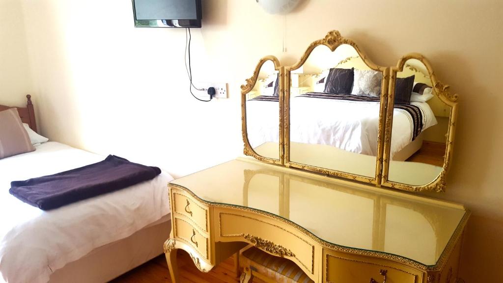 Postel nebo postele na pokoji v ubytování Ely House B&B