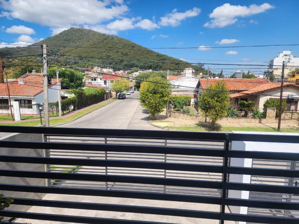 ein Blick von einem Zaun in einer Stadt mit einem Berg in der Unterkunft Los Cedros 43 in Salta