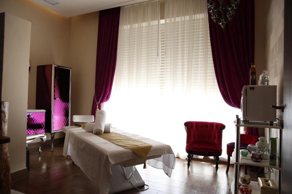 TV a/nebo společenská místnost v ubytování Adams Hotel