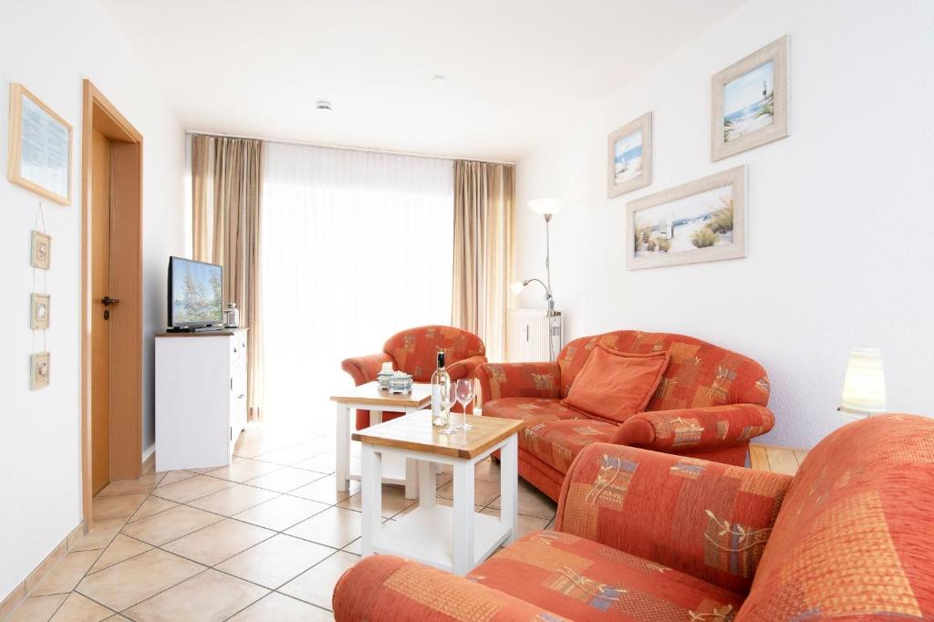 een woonkamer met twee banken en een tafel bij Wohnresidenz Wohnung 2 in Kellenhusen