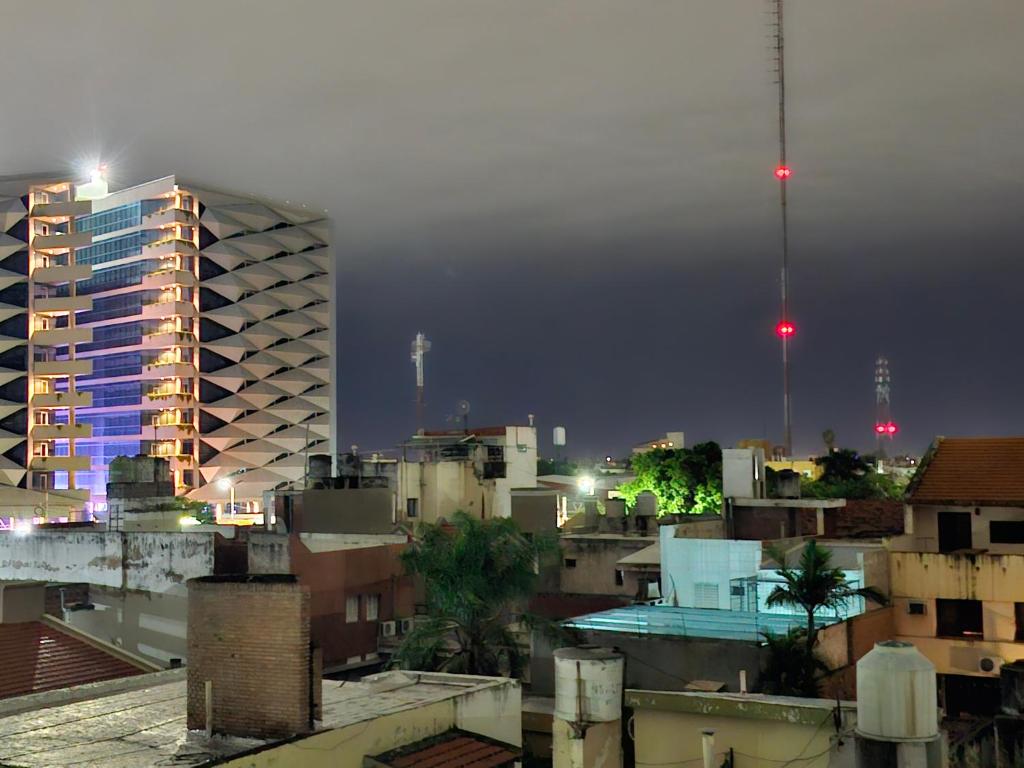 - Vistas a la ciudad por la noche con un edificio en TORRES ZONA Casa de Gobierno, en Santiago del Estero