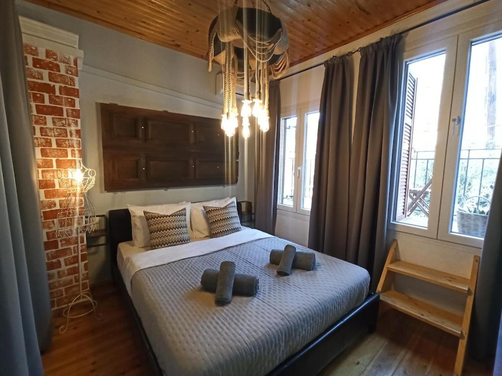 Ένα ή περισσότερα κρεβάτια σε δωμάτιο στο Little Angelo's Cottage - Greek Autumn Charm