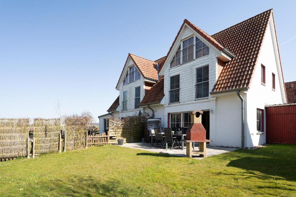 a white house with a fence and a yard at Vadersdorf VIc in Vadersdorf