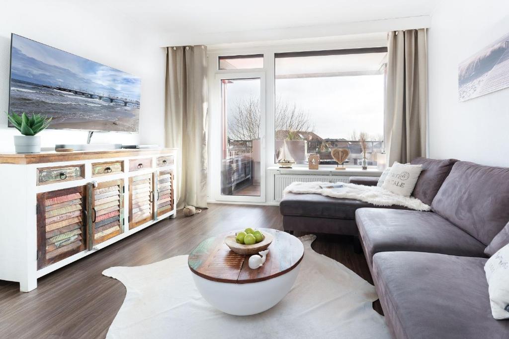 a living room with a couch and a table at Berolina Badebude 214 in Dahme